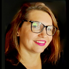 lek. dent. Małgorzata Stawowska Absolwentka studiów na wydziale lekarsko-dentystycznym Uniwersytetu Medycznego w Łodzi.
W codziennej praktyce zajmuję się leczeniem zachowawczym, endodontycznym oraz protetycznym. Przyjmuję zarówno dorosłych i dzieci. W szczególności zwracam uwagę, aby moje wizyty przebiegały w miłej atmosferze. Podchodzę indywidualnie do pacjentów, mocno stawiam na bezbolesność zabiegów, komfort oraz na budowanie dobrych relacji z pacjentem.
Stale poszerzam swoje kwalifikacje uczestnicząc w kursach i szkoleniach.