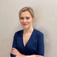 Absolwentka studiów na wydziale lekarsko-dentystycznym Uniwersytetu Medycznego w Łodzi. W gabinecie zajmuje się głównie leczeniem zachowawczym, endodontycznym i protetycznym. Dokładana i precyzyjna, ze szczególną troską, zaangażowaniem i indywidualnym podejściem opiekuje się pacjentami.

Stale podnosi kwalifikacje poprzez udział w kursach i szkoleniach, a zdobyte doświadczenia wykorzystuje w codziennej praktyce, tak aby zapewniać pacjentom najwyższe standardy leczenia.