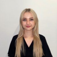 Jestem lekarką dentystką, absolwentką Uniwersytetu Medycznego w Łodzi. Staż podyplomowy odbyłam w Centralnym Szpitalu Klinicznym, gdzie zdobyłam doświadczenie w pracy z pacjentami w różnym wieku.

Stale podnoszę swoje kwalifikacje, uczestnicząc w kursach i szkoleniach z zakresu nowoczesnej stomatologii. W pracy stawiam na indywidualne podejście, komfort pacjenta i precyzję wykonywanych zabiegów.

Zależy mi, aby każdy pacjent czuł się bezpiecznie i swobodnie — dbam o spokojną atmosferę i dokładne wyjaśnienie każdego etapu leczenia.

Będzie mi bardzo miło powitać Państwa w gabinecie i pomóc w utrzymaniu zdrowego, pięknego uśmiechu.